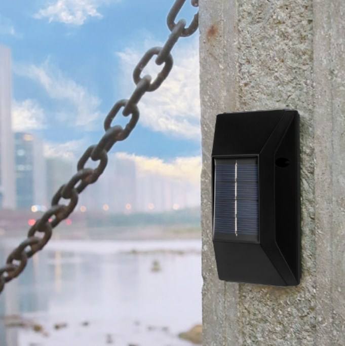 Neue trapezförmige Solar-Wandleuchte, obere und untere Wandleuchte für den Außenbereich, IP65, wasserdichte Lampe für den Garten im Innenhof. Neue trapezförmige Solar-Wandleuchte, obere und untere Wandleuchte für den Außenbereich, wasserdichte IP65-Lampe für den Innenhof-Garten