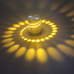 Aplique de pared con agujero en espiral e iluminación interior