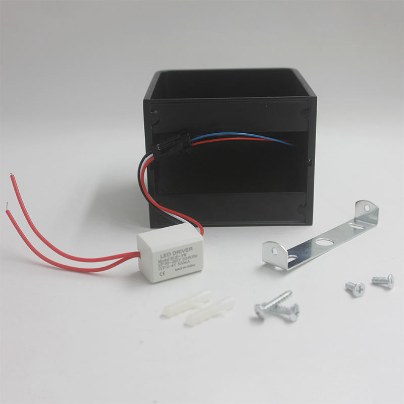 Schwarze 3-W-Würfel-LED-Wandleuchte aus Keramik nach oben und unten für Innendekoration mit Wandleuchte zum Neupreis, moderne BeleuchtungSchwarze 3-W-Würfel-LED-Wandleuchte aus Keramik nach oben und unten für Innendekrotation mit Wandleuchte zum Fabrikpreis, moderne Beleuchtung