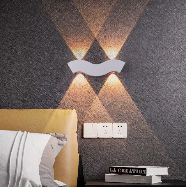 weiße Nachttischlampe