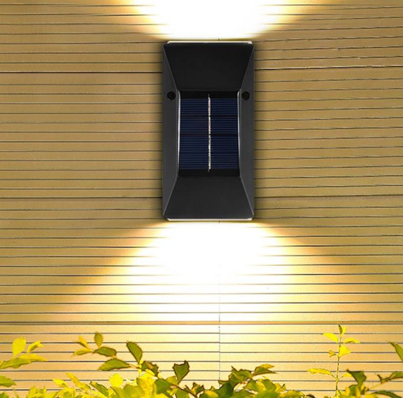 Neue trapezförmige Solar-Wandleuchte, obere und untere Wandleuchte für den Außenbereich, IP65, wasserdichte Lampe für den Garten im Innenhof. Neue trapezförmige Solar-Wandleuchte, obere und untere Wandleuchte für den Außenbereich, wasserdichte IP65-Lampe für den Innenhof-Garten