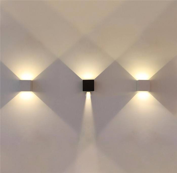 Werksseitige Außenbeleuchtung mit LED-Wandleuchte
