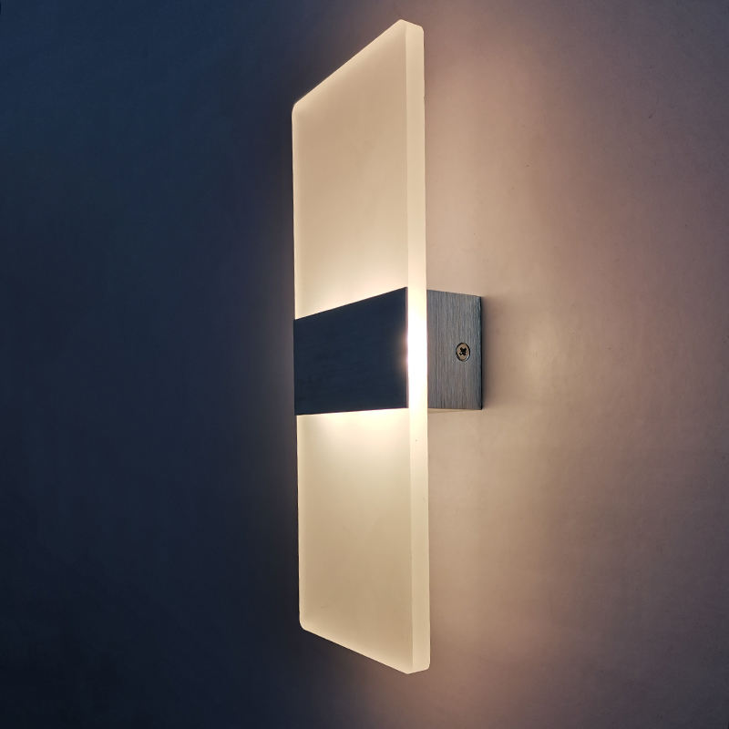 Nachttischlampe zur Wandmontage
