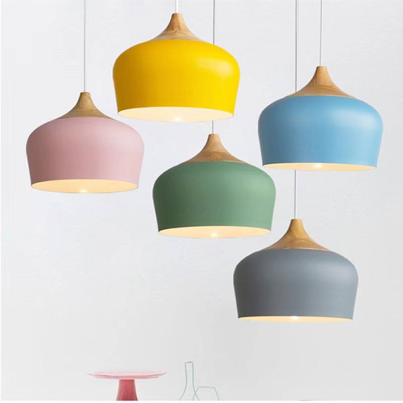 Lampe hängt von der Decke