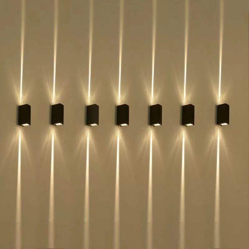 Moderne LED-Lampe mit schwarzem Muschelbalkenlicht