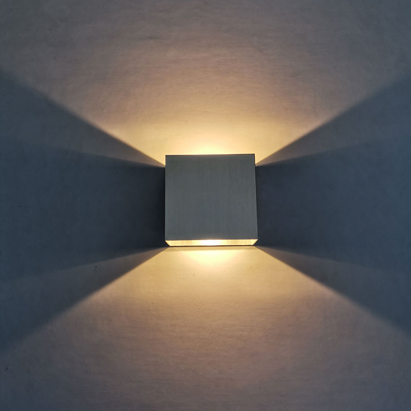 Silberne Wandlampe