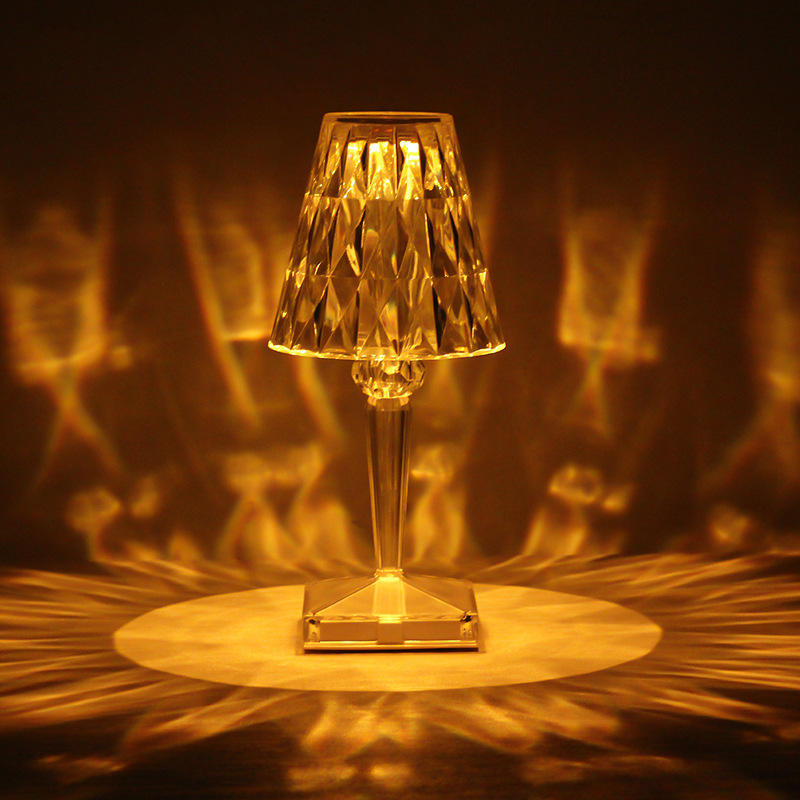 La lámpara de mesa de cristal proporciona un ambiente creativo para la decoración de la barra de noche, una pequeña lámpara de noche y una lámpara de mesa recargable