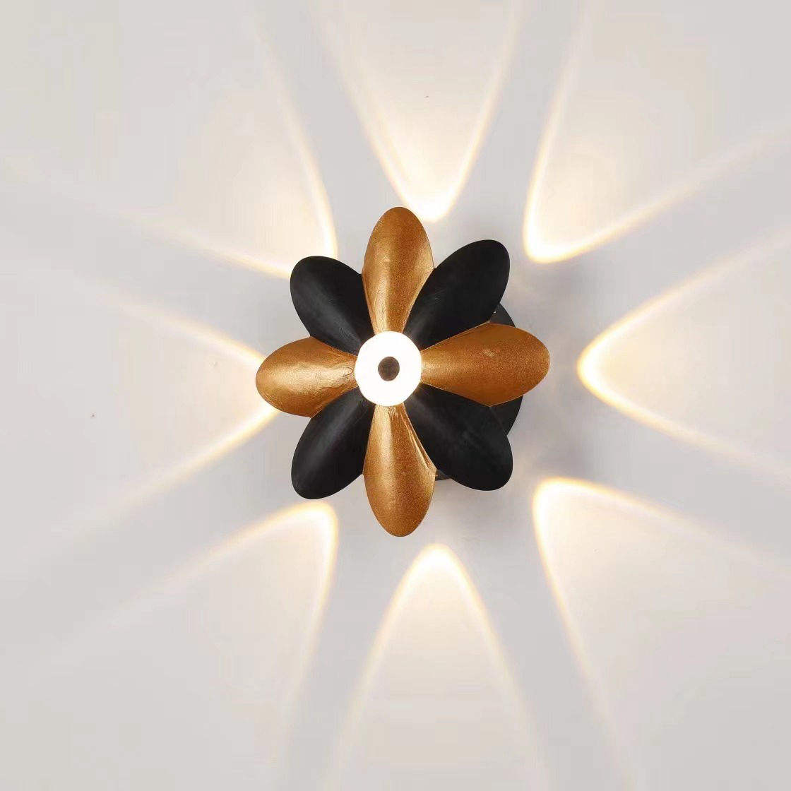Wasserdichte Außenwandleuchte, Innenhof, Lotus-Stil, Außenkorridor, Balkon, Innenhof, Treppen, Mehrkopf-Spotlight-Wandleuchte. Wasserdichte Außenwandleuchte, Innenhof, Lotus-Stil, Außenkorridor, Balkon, Innenhof, Treppe, Mehrkopf-Spotlight-Wandleuchte